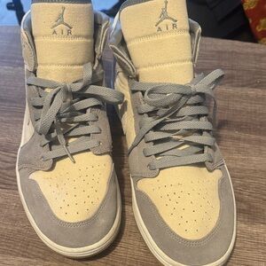 Jordan Men's Cream and Gray Sneakers